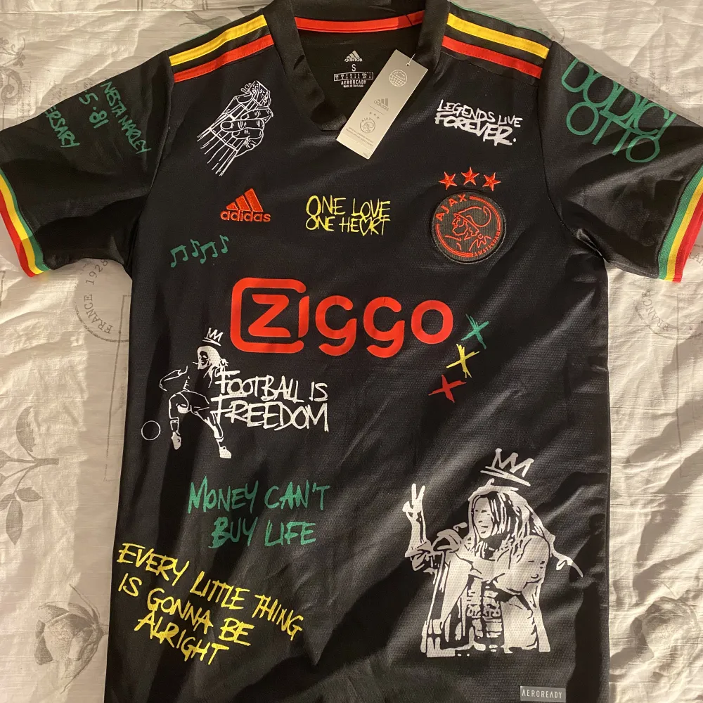 Säljer denna Ajax Bob Marley fotbolls tröja. Oanvänd, skick 10/10. Priset kan diskuteras.. T-shirts.