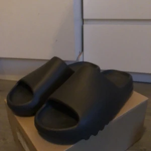 YEEZY SLIDE - Yeezy slide i färgen ONYX. Helt nya. Storlek 44.5 (Yeezy storlek us 10)