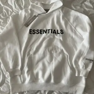 Säljer denna oanvända essentials hoodie för att den ej passar mig. Skick är 10/10 oanvänd. Påse och resterande medföljer. Passar både tjejer och killar.