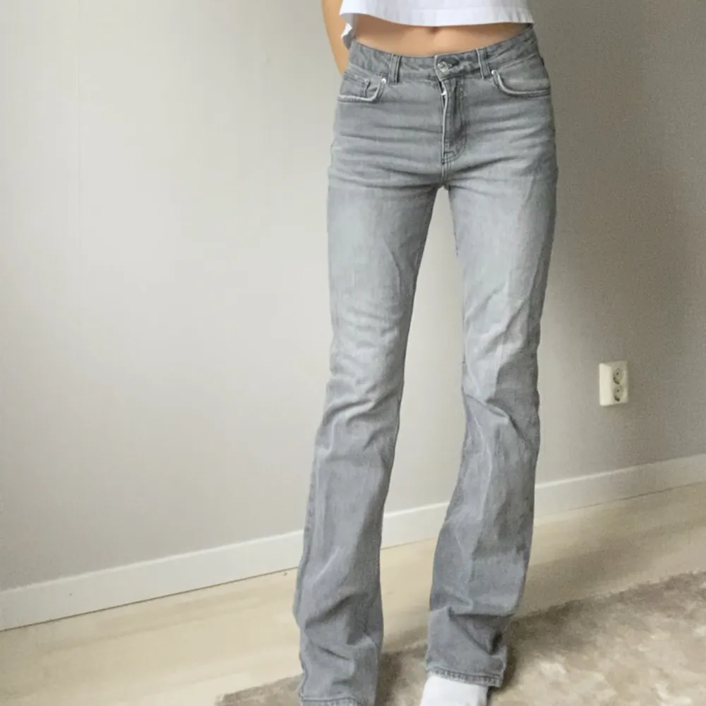 Säljer dessa grå jeans från Gina, så fina men använder aldrig.🥲 Dom är sparsamt använda o har inga defekter, förutom på vänster bakficka där bakfickan har släppt lite för att jag ramla med dom💕 Annars är dom i fint skick, storlek 38 jag på bilden är 176 . Jeans & Byxor.