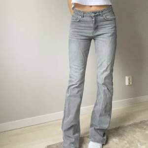 Säljer dessa grå jeans från Gina, så fina men använder aldrig.🥲 Dom är sparsamt använda o har inga defekter, förutom på vänster bakficka där bakfickan har släppt lite för att jag ramla med dom💕 Annars är dom i fint skick, storlek 38 jag på bilden är 176 