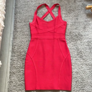 Röd klänning  - Snygg stretch klänning i rött kraftigt material, riktigt snygg på! 