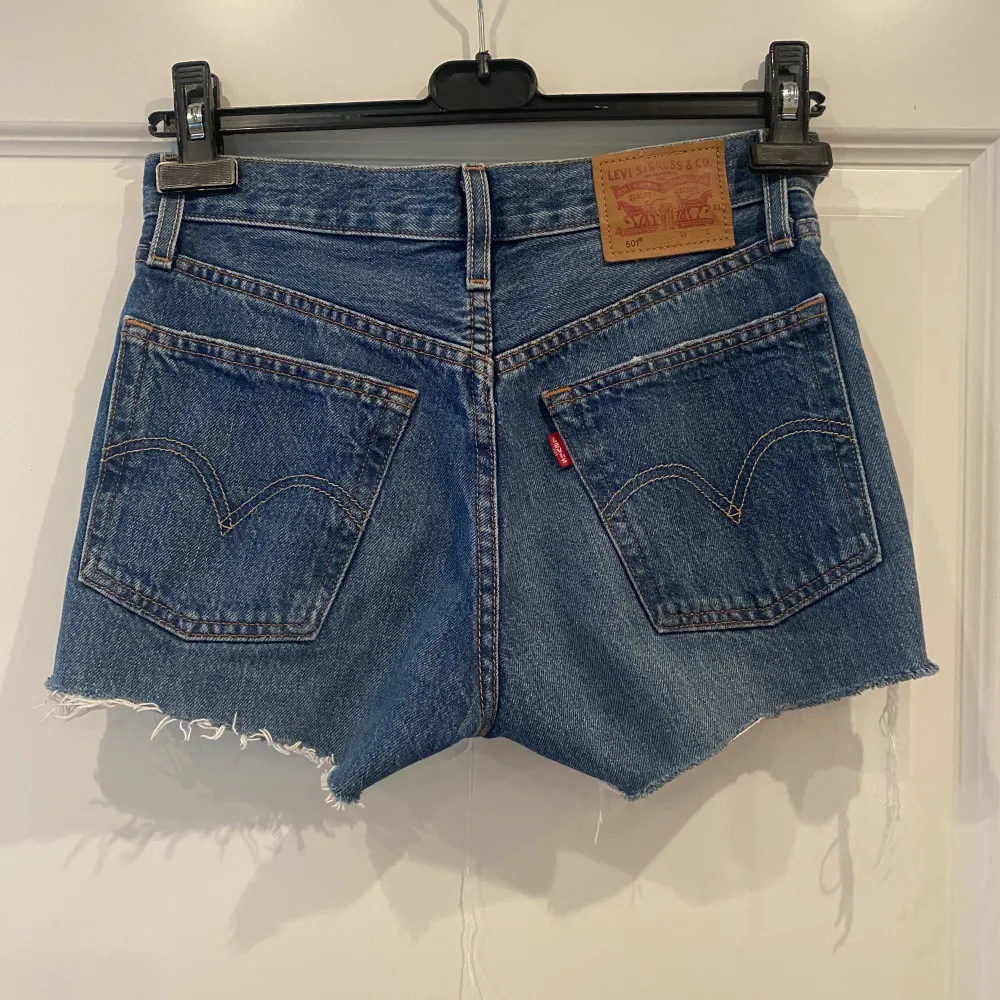 Säljer dessa blå jeansshorts från levi’s i modellen 501 då de tyvärr är för små för mig🫶🏻. Shorts.