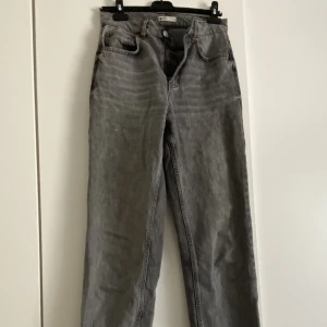 Gråa jeans - Fina jeans från ginatricot, bra skicka, bra längd på mig som är 170cm  Ny pris 499 säljer för 150kr