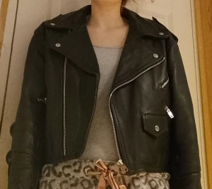 Svart skinnjacka  - Denna jacka säljer jag då jag aldrig använder den, är i bra skick. Kontakta för fler bilder.