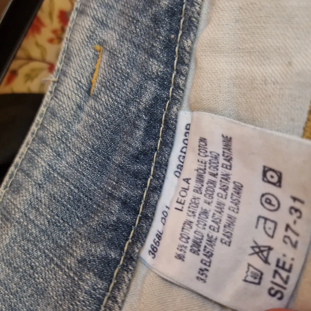 Fina Lee-jeans med utsvänga ben och low waist. Innerbenslängd 76 cm. Midjemått 74 cm.. Jeans & Byxor.