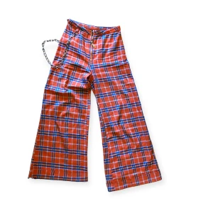 Byxor från The Ragged Priest!  - Svinfeta orange/blå/grön-rutiga byxor med kedja från the ragged priest i strl S  Bra skick och bra kvalitet på metallen osv, obs  en liten lagning längst ner på ena benet (se tredje bilden)  Frakt tillkommer  