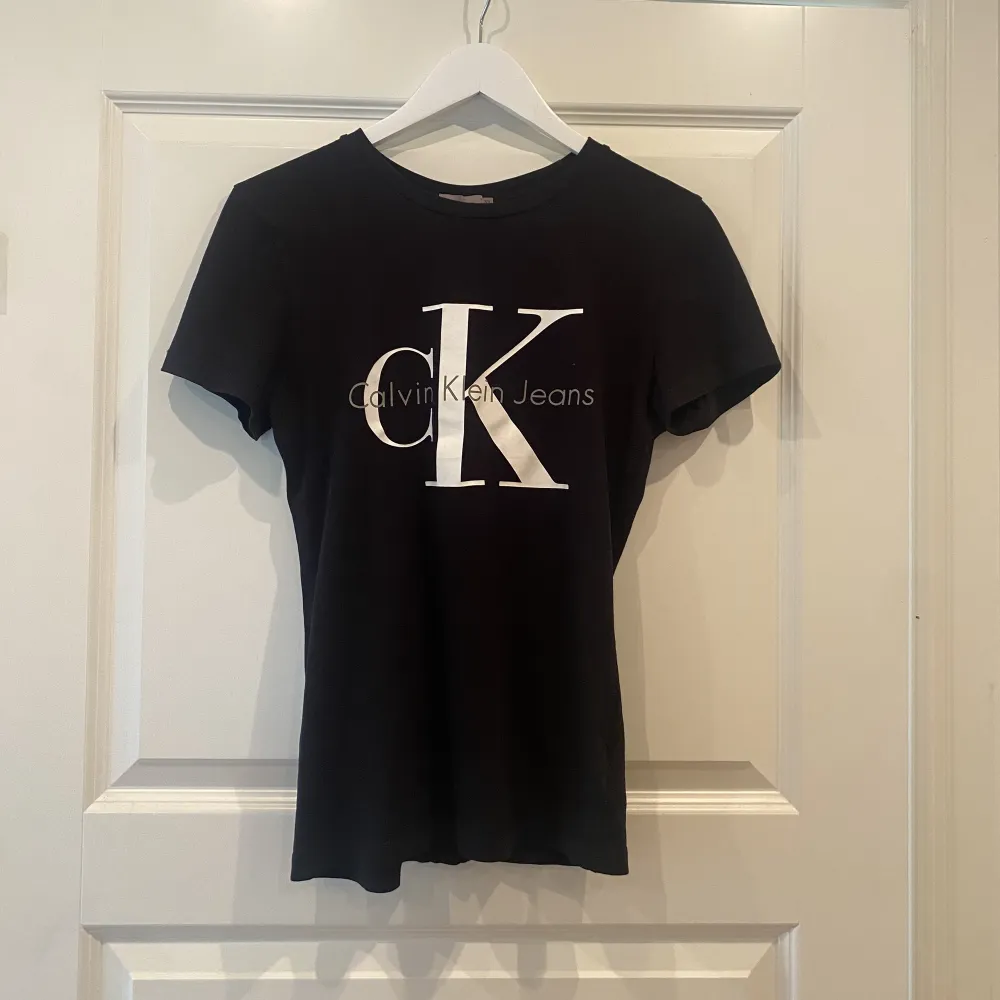 En svart Calvin Klein T-shirt i storlek xs. T-shirts.