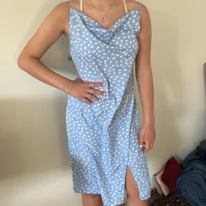 Blå klänning  - Super fin ljusblå klänning med vit mönster och slit🩵 säljes då den är för stor för mig