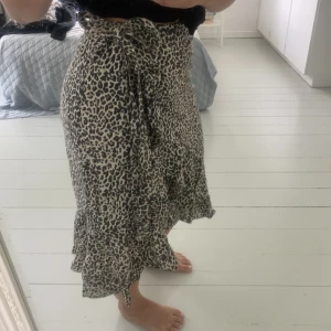 Omlottkjol - Leopardmönstrad omlottkjol med knyte i midjan vilket gör att man bestämmer själv hur den ska sitta. 
