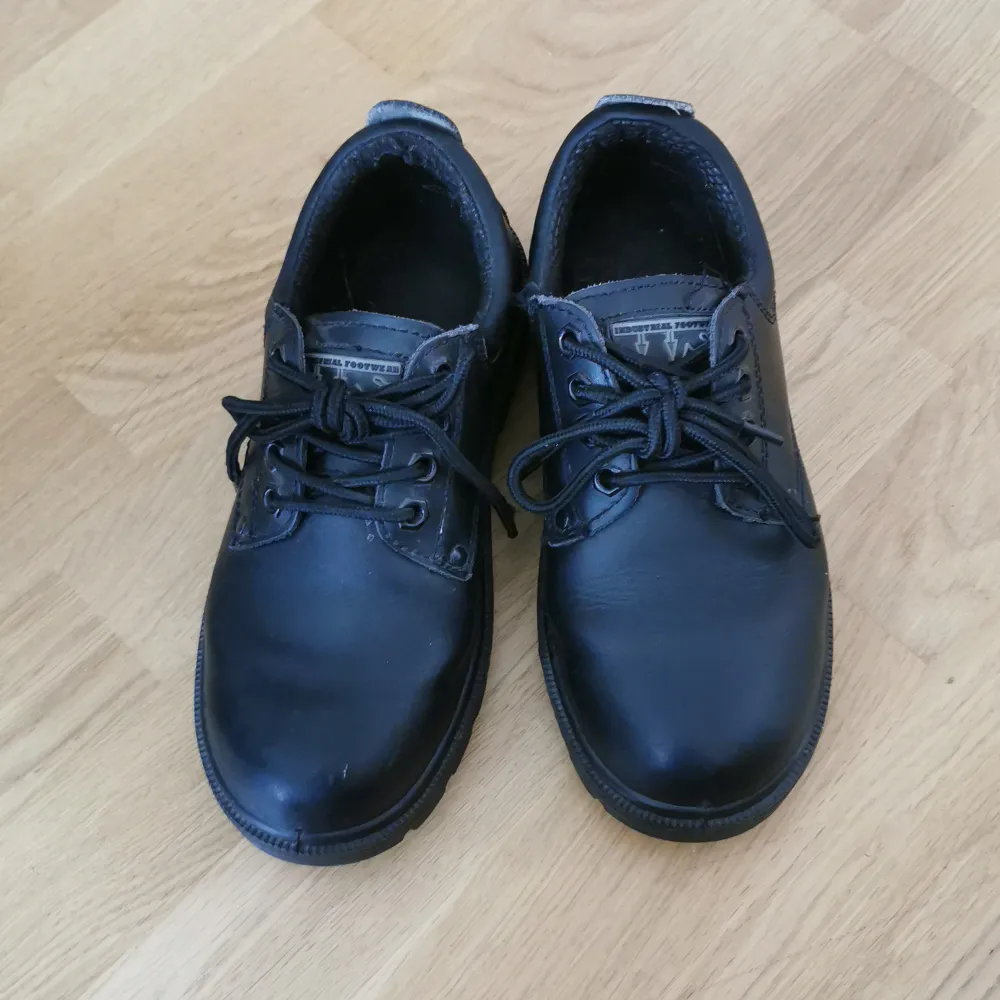 Industrial footwear safety shoes, wore them maybe 5 times. They are super cute for a city casual goth look but a bit too small for me unfortunately. They are real safety shoes with protection over the toes. Very comfortable and lightweight :) size 4/37. Skor.