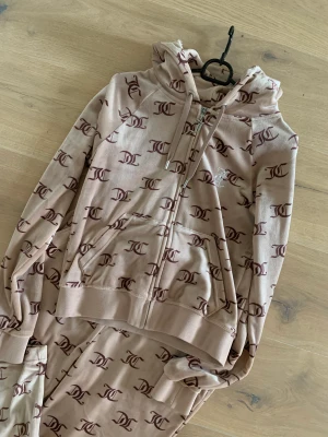 Juicy couture  - Juicy couture set i storlek M på byxorna och tröjan S . endast använda en gång . Jag står inte för frakten , kontakt via dm för flera bilder