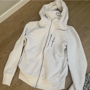 Sail racing zip - Hej, säljer nu min sail racing tröja då den ej används längre. Storlek S