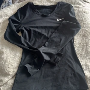 Träningströja Nike - Så skön tränings tröja ifrån Nike som jag aldrig använder, tror jag använt den 10 gånger sammanlagt men inte alls sliten!