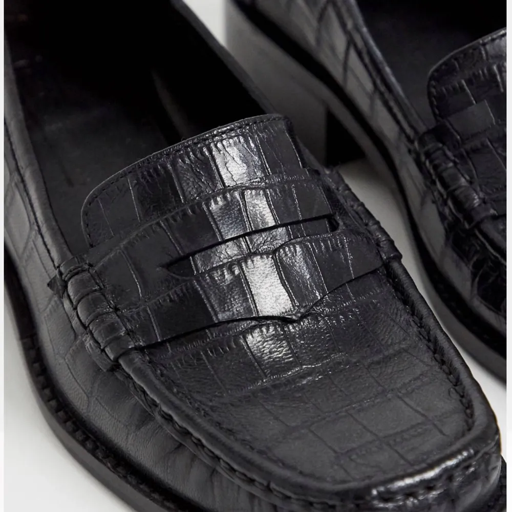Svarta loafers i 90-talsstil. Skorna är endast provade, storlek 37 men upplever de något mindre. . Skor.
