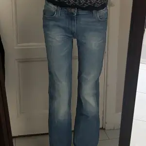 Låg/mid rise jeans super fina från lee säljer eftersom dom inte riktigt är min stil❤️