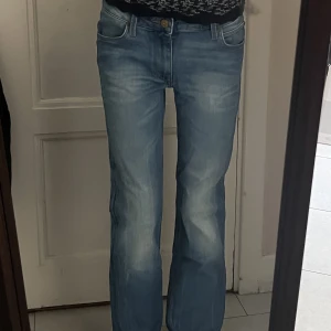 Lee jeans  - Låg/mid rise jeans super fina från lee säljer eftersom dom inte riktigt är min stil❤️