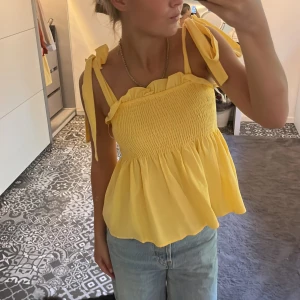 gul topp  - super fin och endast använd en gång 