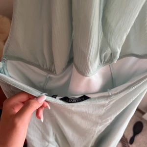 Turkos sommarklänning - Säljer den här superfina turkosa klänningen med knyte i nacken.  Perfekt för middagar eller lite finare event💓 köparen står för frakten och hör gärna av er om ni skulle vilja ha fler bilder eller andra frågor!