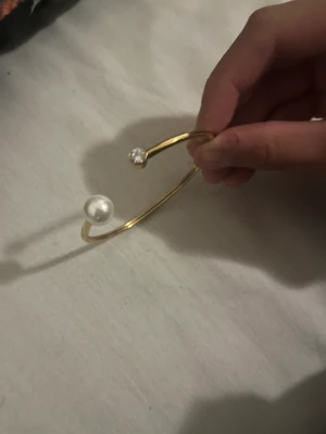 Edblad arabland  - säljer ett syperfint armband från Edblad, kommer ej till används därav att jag säljer det! finns inga defekter! 