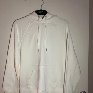 Vit Hoodie  - Säljer denna fina vita Hoodien från H&M. Stolek XXS men är stor i storleken! Den har aldrig används och är därför i nytt skick. Kund står för frakt.🤍
