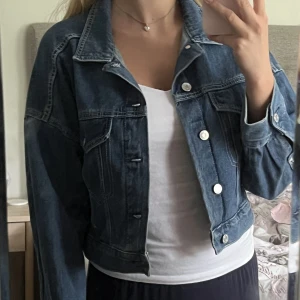 Croppad jeansjacka - Croppad jeansjacka. Aldrig använd så nyskick. Storlek S🫶💕