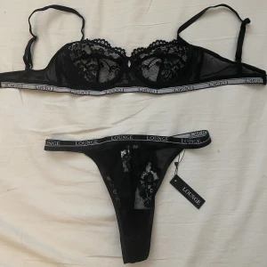 Loungewear  - Nytt Underklädesset som är oanvänt, lappen finns kvar på trosorna, är för liten på mig. Köptes från hemsidan för 650kr  Åker bort på utbytesår 2 augusti så vill man verkligen ha det måste bestämmelsen ske  1 augusti.
