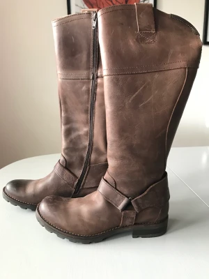 Läderstövlar GANT stl 39 - Supersnygga bruna stövlar i äkta läder från GANT. Endast använda 2-3 ggr. Så mycket gott skick. Nypris var runt 1 200.