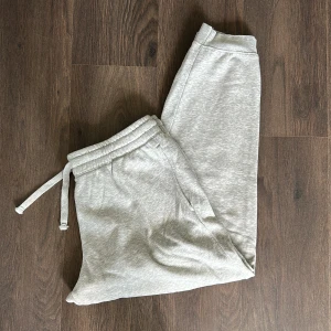 Mjukisbyxor  - Mjukisbyxor från H&M.   Rensar ur min garderob just nu🌼 Kika och se om du ser något mer i min profil som du gillar så skickar jag med det till dig också!😊 Fler kläder kommer! 