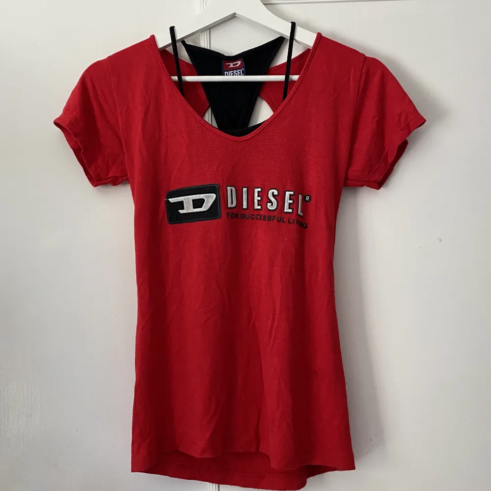 T-shirt från Diesel med glittriga bokstäver i toppenskick!❤️ Skriv privat för fler bilder☺️. T-shirts.