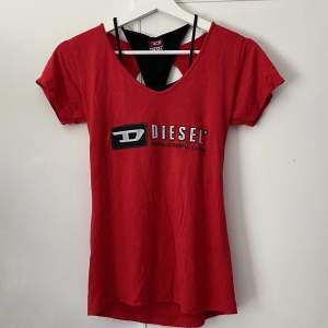 T-shirt från Diesel med glittriga bokstäver i toppenskick!❤️ Skriv privat för fler bilder☺️