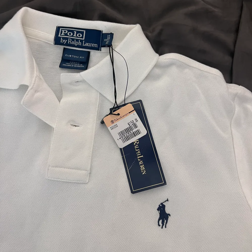 Säljer denna jätte fina Ralph Lauren polotröja som har prislappen kvar.  Aldrig använd. Nypriset är 150$ alltså omkring 1600kr. Säljer även en Ralph Lauren skjorta. Tröjor & Koftor.