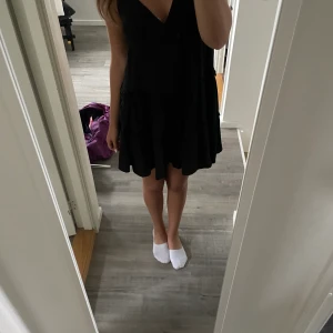 Super fin svart klänning!! - Trendig kort klänning perfekt till sommaren, använts fåtal gånger och är i bra skick. 💗 frakt tillkommer 
