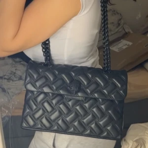 kurt geiger väska - Säljer min super snygga matt svarta Kurt geiger väska! Använt skick å några defekter! Medel stor och bra med utrymme! Passar till allting!