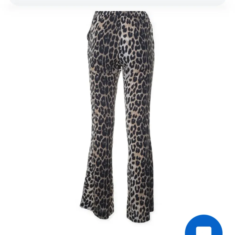 Leopardbyxor från costes, köpte på sellpy. aldrig använda då det var för små för mig.. Jeans & Byxor.