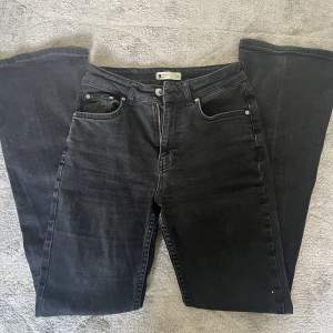 Super snygga midwaist bootcut jeans. Använda ett par fåtal gånger. Har gått sönder vid fickan men har sytt där så det syns inte vid användning, väldigt stretchiga. Storlek 34/XS💗 innerben: 77  midja: 68. Ny pris 500