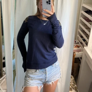 Stjärntröja - Super söt college tröja med stjärnor på, bra skick !!