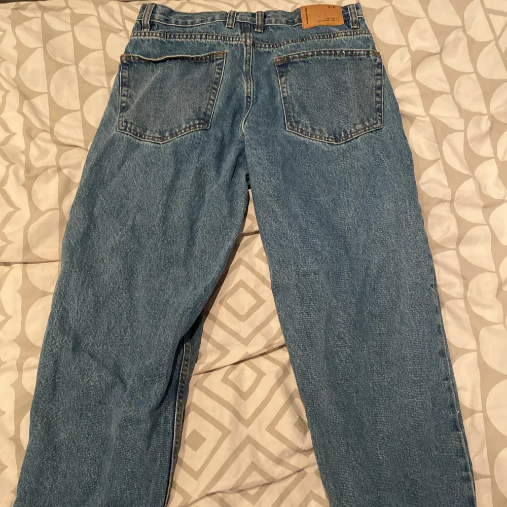 Dessa Loose fit jeans från rebel är i riktigt bra skick och har inga skador alls. Säljer dessa byxor eftersom att de är för små för mig. Jeans & Byxor.