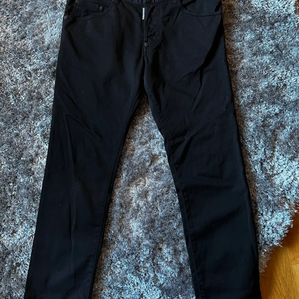 Svarta jeans från dsquared . Jeans & Byxor.