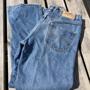 Det är ett par jeans från Chino, använda 2-3månader säljs för att dem är för små, skriv för fler frågor😃