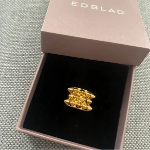Edblad Ring - Säljer denna jättefina Edblad ring i guld då den inte kommer till användning ❣️ Aldrig använd! Köparen står för frakt ❣️