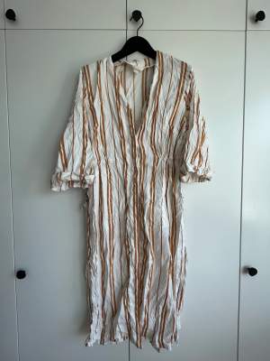 Linen summer dress. Pockets and drawstring details. 