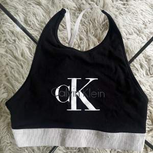 Vintage Calvin Klein bralette som jag har använt som crop top, stylad med keps och low waist shorts med lager, som en skjorta! It girl!!  Strl s. Fint  skick. Din vita färgen är lite urtvättad grå, stör inte mig då det ger en ”soft” look.   