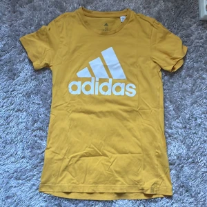 Adidas träningströja - Gul adidas t-shirt. Inte använd mycket. Funkar bra till träning men är inte i träningsmaterial. Storlek Xs. Från stadium.