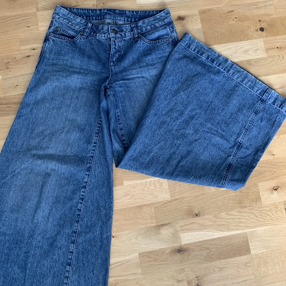 Riktigt balla vida vintage jeans som jag köpt på sellpy! Tyvärr var det för små för mig (brukar ha S-M eller 38 i byxor) Skulle säga att storleken är en XS men funkar för en mindre S. På mig som är 165 var det också en centimeter för korta för min smak 😊. Jeans & Byxor.