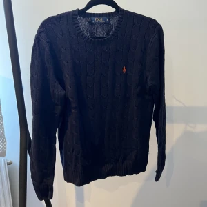 Stickad Ralph Lauren - Marinblå kabelstickad sweatshirt från Ralph Lauren  Använd i nyskick Nypris 1200kr Skick 9/10