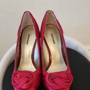 Pumps a - Helt nya pumps otroligt bekväma och med fina detalj. 