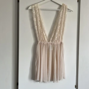 lingerie - Otroligt vacker lingerie från H&M. Åker ner så fint där bak och man ser igenom och ser formerna🌸. 