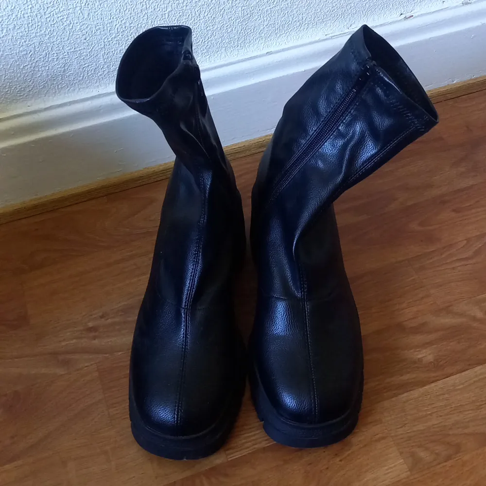 Awesome chunky platforms, worn only a couple of times, as they are unfortunately too big for me. Perfect condition.. Skor.