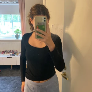 svart långärmad tröja - säljer denna super fina lång ärmade tröjan från h&m, den är ganska urringad vilket är väldigt snyggt och den sitter lite tajt vid magen så man får fin form. köpt i oktober 2022. Har två små hål på varsin armbåge men går lätt att fixa! 